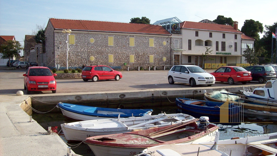 GEBÄUDE MIT RESTAURANT, DISCO, KAFEE UND APARTMENTS LIEGT AN EINER WUNDERSCHÖNEN LAGE AM MEER IN ZABLAĆE