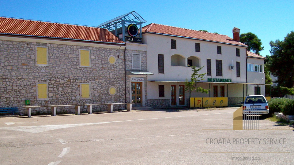 GEBÄUDE MIT RESTAURANT, DISCO, KAFEE UND APARTMENTS LIEGT AN EINER WUNDERSCHÖNEN LAGE AM MEER IN ZABLAĆE