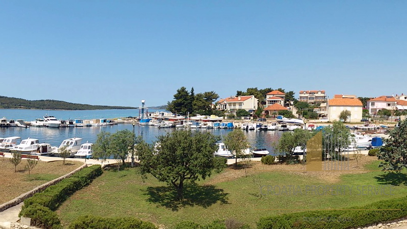 GEBÄUDE MIT RESTAURANT, DISCO, KAFEE UND APARTMENTS LIEGT AN EINER WUNDERSCHÖNEN LAGE AM MEER IN ZABLAĆE