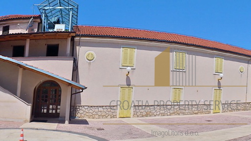 GEBÄUDE MIT RESTAURANT, DISCO, KAFEE UND APARTMENTS LIEGT AN EINER WUNDERSCHÖNEN LAGE AM MEER IN ZABLAĆE