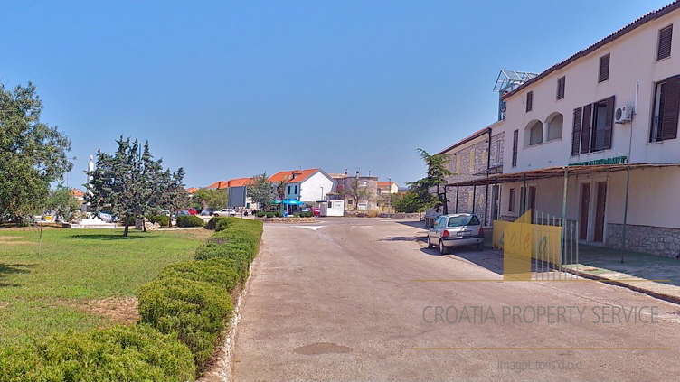 GEBÄUDE MIT RESTAURANT, DISCO, KAFEE UND APARTMENTS LIEGT AN EINER WUNDERSCHÖNEN LAGE AM MEER IN ZABLAĆE