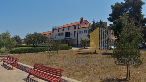 GEBÄUDE MIT RESTAURANT, DISCO, KAFEE UND APARTMENTS LIEGT AN EINER WUNDERSCHÖNEN LAGE AM MEER IN ZABLAĆE