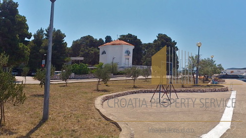 GEBÄUDE MIT RESTAURANT, DISCO, KAFEE UND APARTMENTS LIEGT AN EINER WUNDERSCHÖNEN LAGE AM MEER IN ZABLAĆE