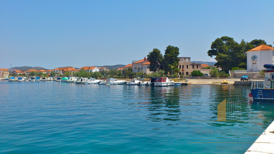 GEBÄUDE MIT RESTAURANT, DISCO, KAFEE UND APARTMENTS LIEGT AN EINER WUNDERSCHÖNEN LAGE AM MEER IN ZABLAĆE