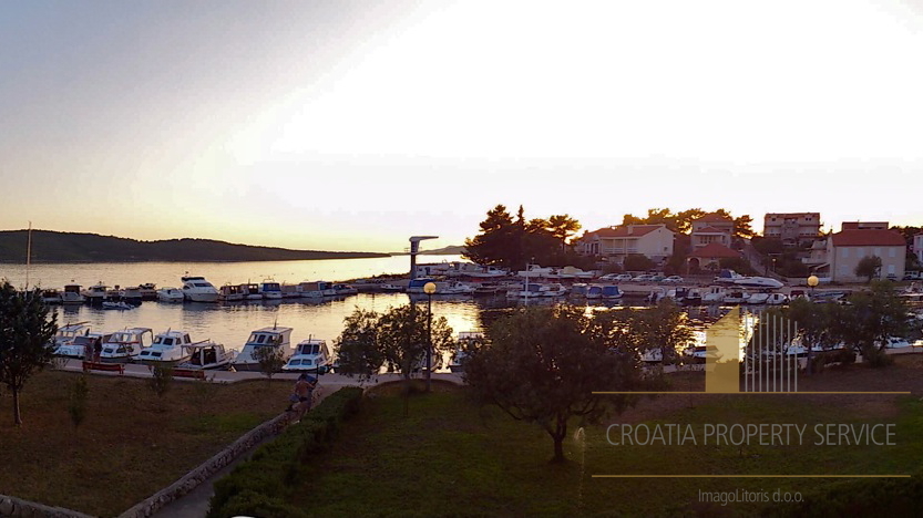 GEBÄUDE MIT RESTAURANT, DISCO, KAFEE UND APARTMENTS LIEGT AN EINER WUNDERSCHÖNEN LAGE AM MEER IN ZABLAĆE