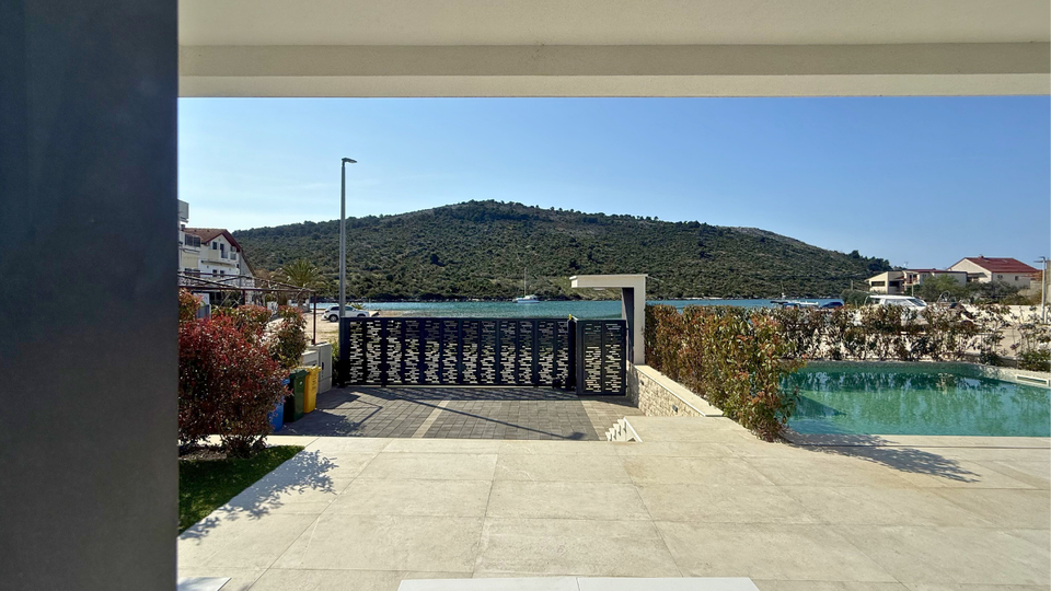 Moderna luksuzna vila v prvem vrsti ob morju &ndash; Rogoznica&excl;