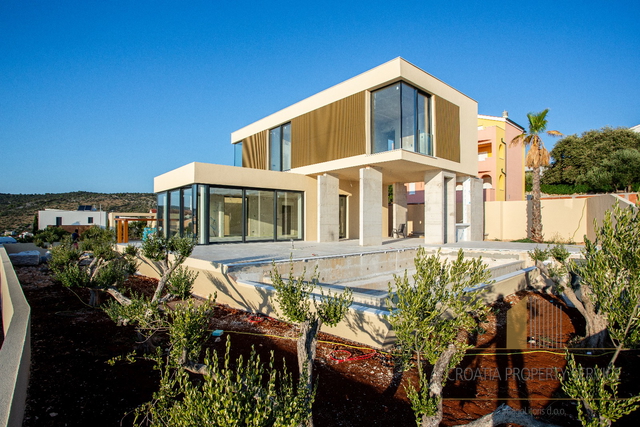 Nuova villa di lusso a 170 m dal mare – Ražanj!