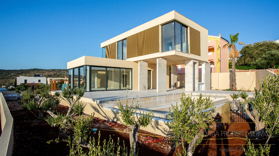 Nuova villa di lusso a 170 m dal mare – Ražanj!