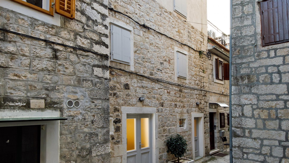 Luxuri&ouml;s renoviertes Steinhaus mit Terrasse &ndash; Trogir&excl;