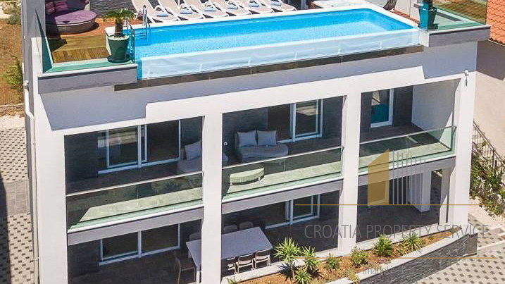 Роскошная вилла с фантастическим бассейном и открытым видом на море