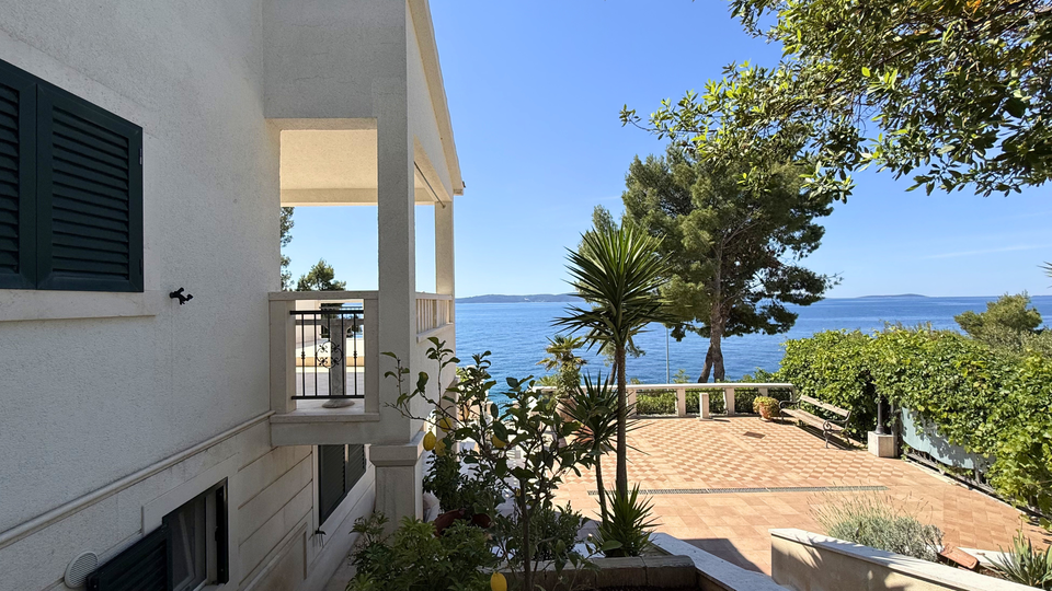 Ekskluzivna vila u borovoj oazi &ndash; prvi red do mora&comma; &Ccaron;iovo&excl;