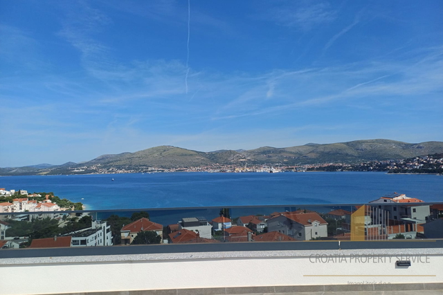 Luxury penthouse with a rooftop terrace 240 meters from the beach on the island of Čiovo!