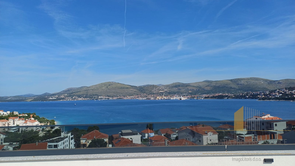 Luxury penthouse with a rooftop terrace 240 meters from the beach on the island of Čiovo!