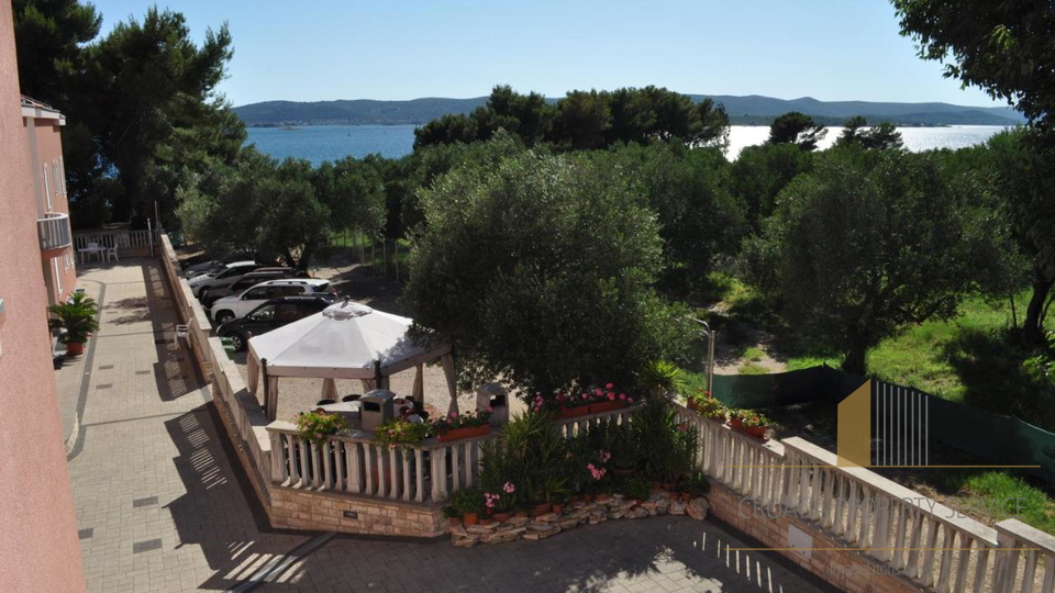 Beautiful apartment house first row to the sea – Sv. Filip i Jakov