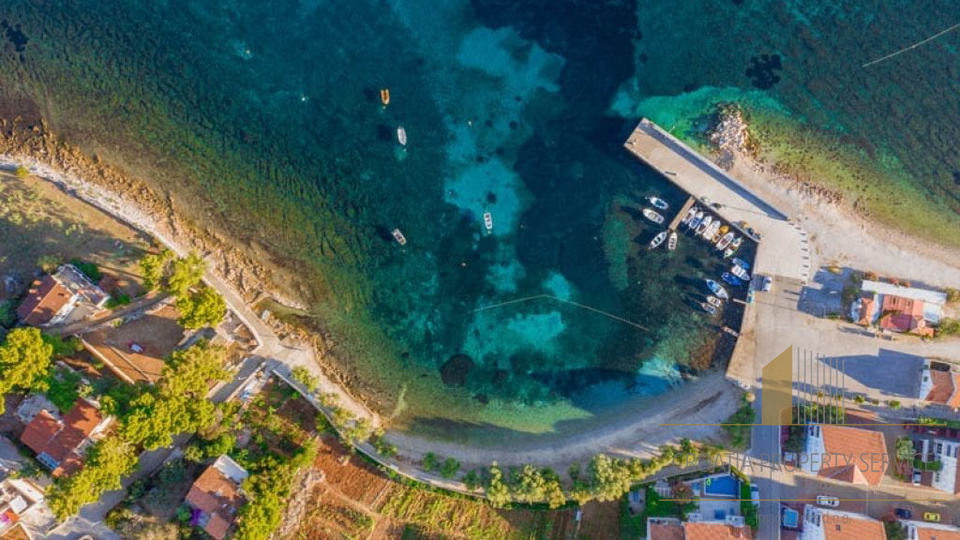 Exceptional opportunity! Land in the second row to the sea in Mirci on Brač!