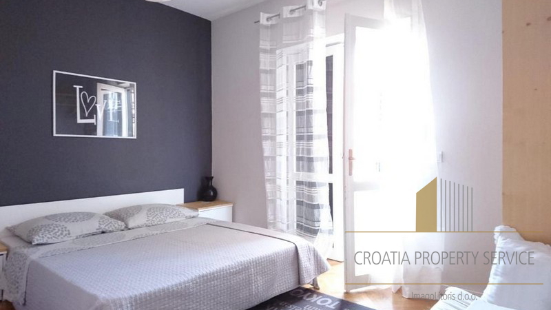 Prostrana kuća s pogledom na more u Tučepima!