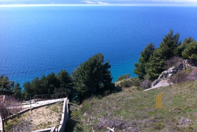 GRAĐEVINSKO ZEMLJIŠTE POVRŠINE 1 563 M2, OKOLICA OMIŠA