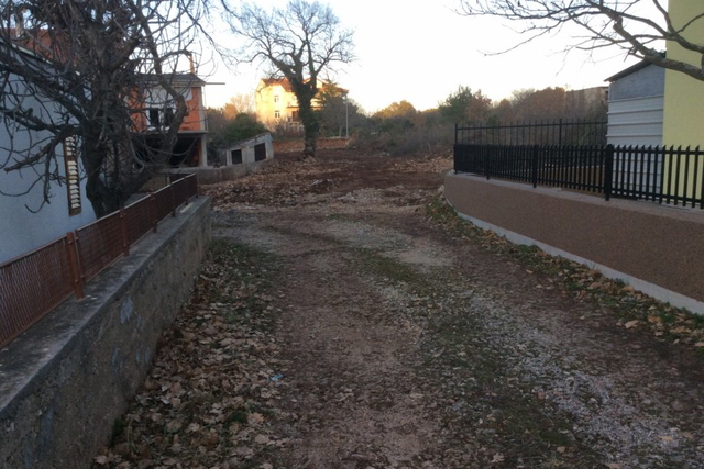 GRAĐEVINSKO ZEMLJIŠTE POVRŠINE 1 206 M2, UDALJENO 50 M OD MORA, OKOLICA ŠIBENIKA!