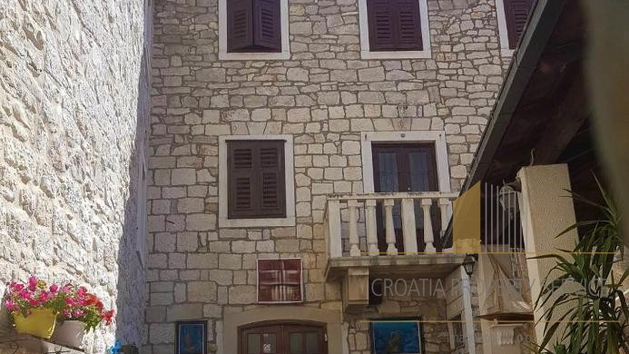 Villa in pietra con appartamenti e ristorante a 15 m dal mare - Supetar, Brač!