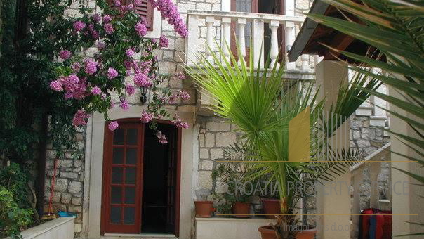 Villa in pietra con appartamenti e ristorante a 15 m dal mare - Supetar, Brač!
