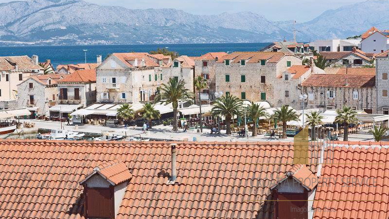 Villa in pietra con appartamenti e ristorante a 15 m dal mare - Supetar, Brač!