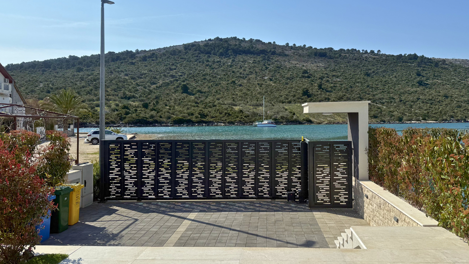 Moderna luksuzna vila v prvem vrsti ob morju &ndash; Rogoznica&excl;