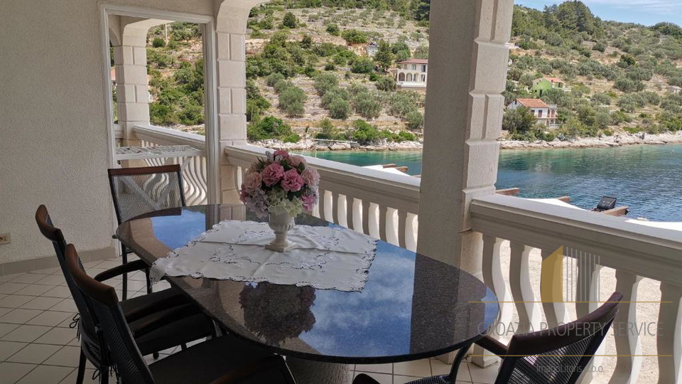 Wunderschöne Apartmentvilla in erster Meereslinie auf der Insel Korčula!