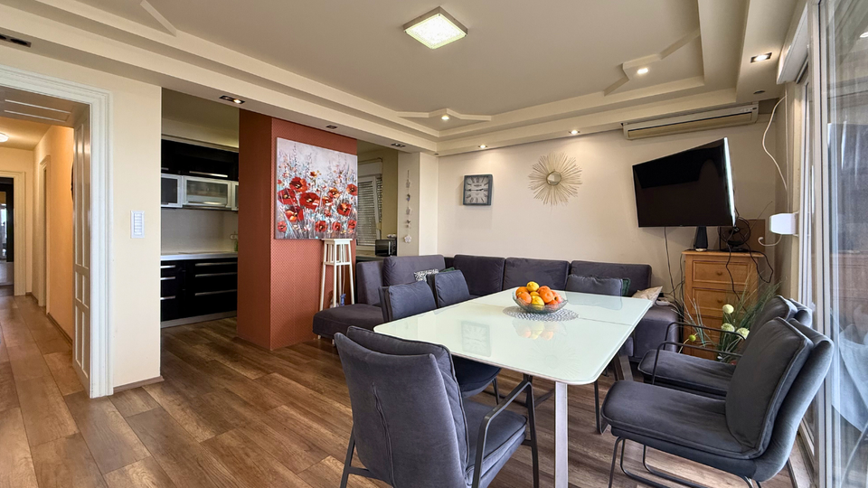 Elegantan stan s pogledom na more  - 300 m od pla&zcaron;e &Zcaron;njan&comma; Split&excl;