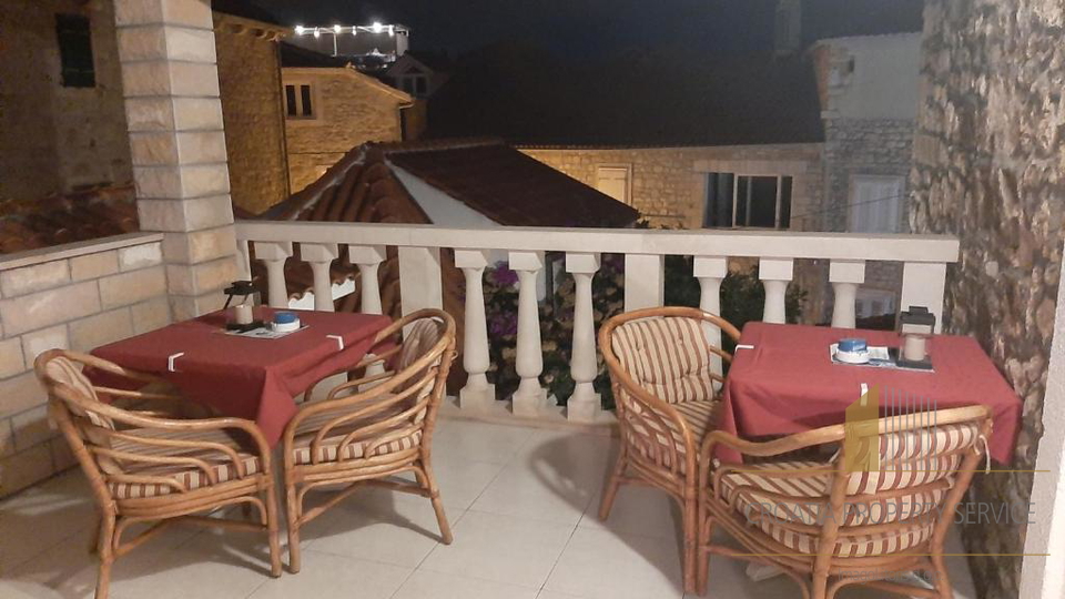 Villa in pietra con appartamenti e ristorante a 15 m dal mare - Supetar, Brač!