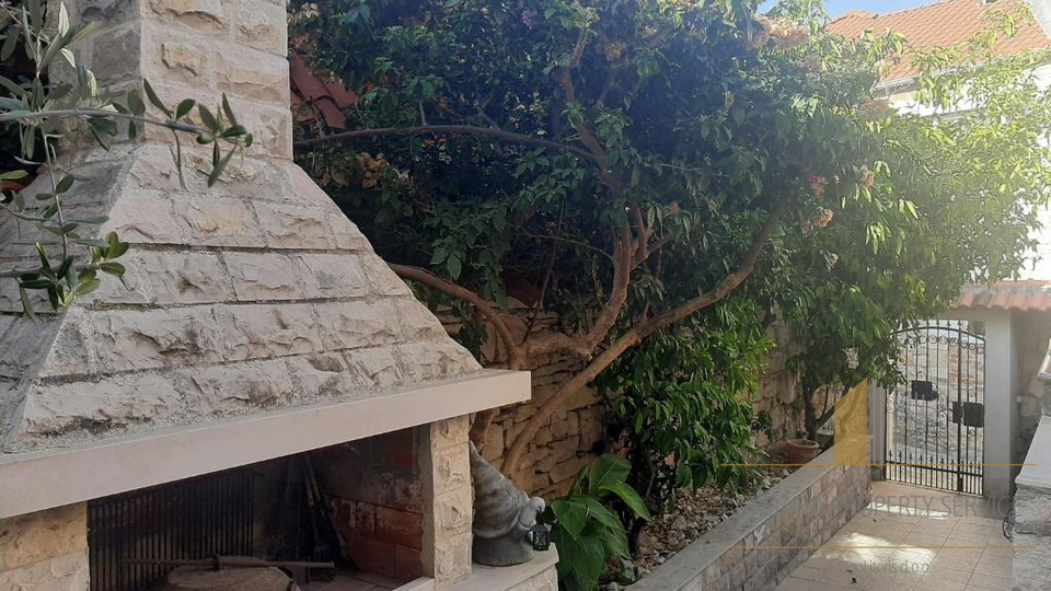 Villa in pietra con appartamenti e ristorante a 15 m dal mare - Supetar, Brač!