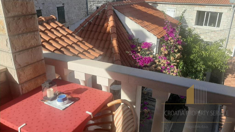 Villa in pietra con appartamenti e ristorante a 15 m dal mare - Supetar, Brač!