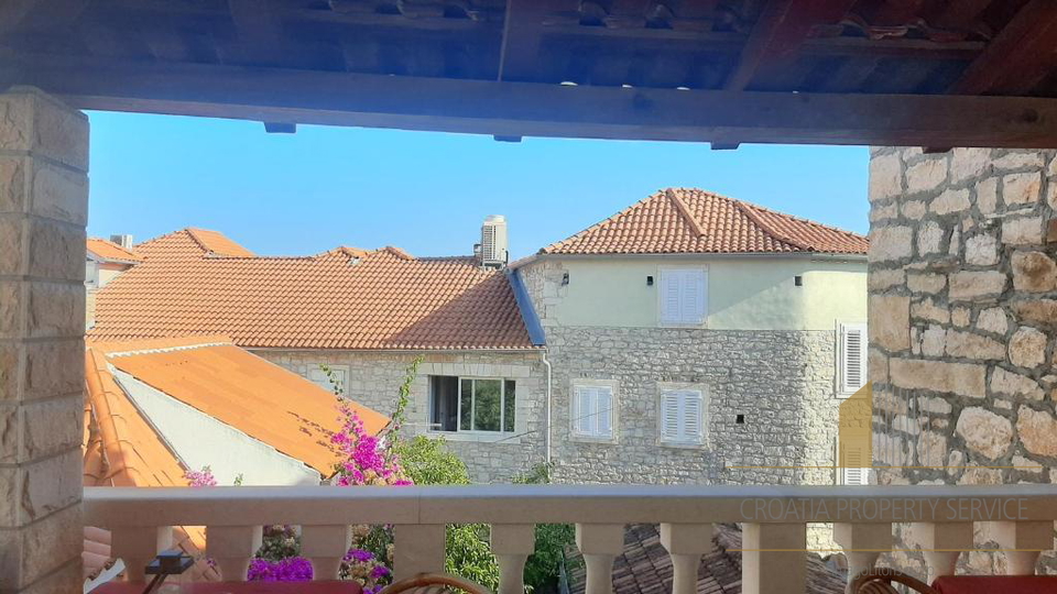 Villa in pietra con appartamenti e ristorante a 15 m dal mare - Supetar, Brač!