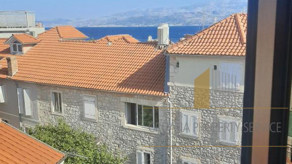 Villa in pietra con appartamenti e ristorante a 15 m dal mare - Supetar, Brač!