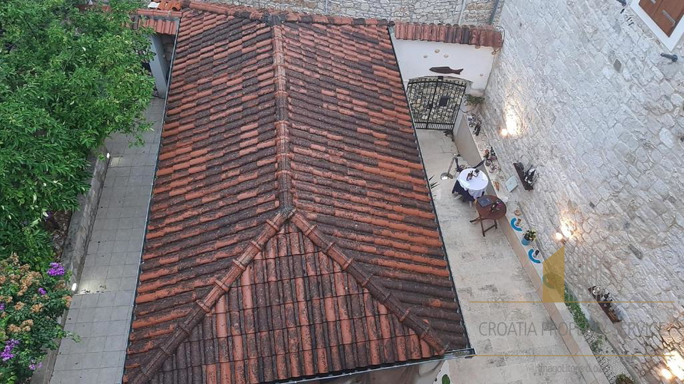 Villa in pietra con appartamenti e ristorante a 15 m dal mare - Supetar, Brač!