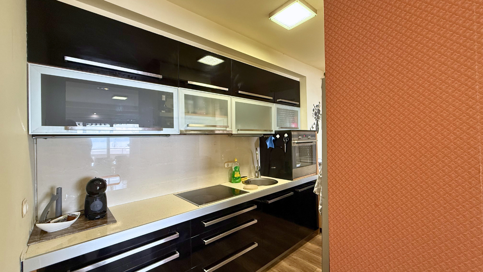 Elegantan stan s pogledom na more  - 300 m od pla&zcaron;e &Zcaron;njan&comma; Split&excl;