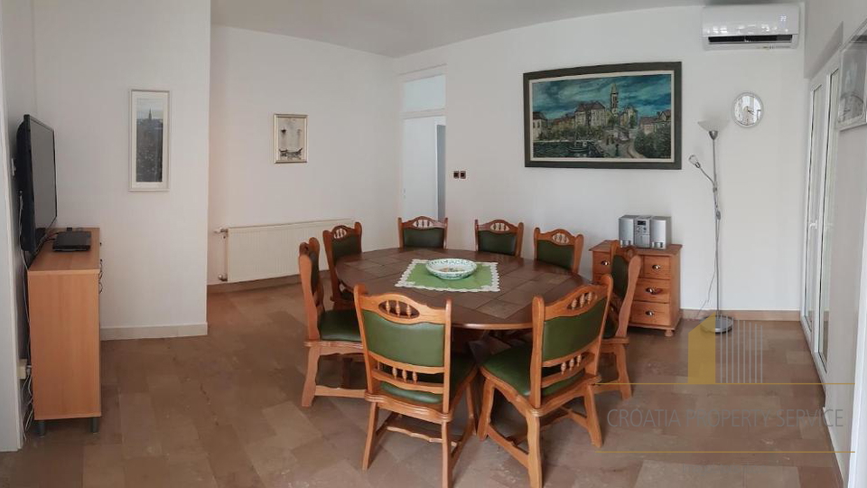 Casa con appartamenti con grande potenziale a 500 m dalla spiaggia – Supetar, isola di Brač!