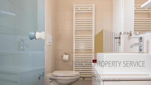 Casa con appartamenti con grande potenziale a 500 m dalla spiaggia – Supetar, isola di Brač!