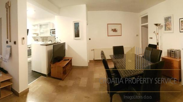 Casa con appartamenti con grande potenziale a 500 m dalla spiaggia – Supetar, isola di Brač!