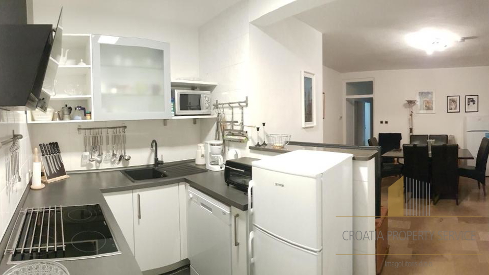 Casa con appartamenti con grande potenziale a 500 m dalla spiaggia – Supetar, isola di Brač!