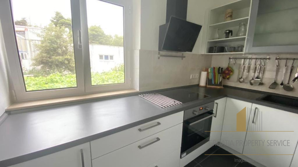 Casa con appartamenti con grande potenziale a 500 m dalla spiaggia – Supetar, isola di Brač!
