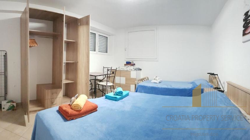Casa con appartamenti con grande potenziale a 500 m dalla spiaggia – Supetar, isola di Brač!