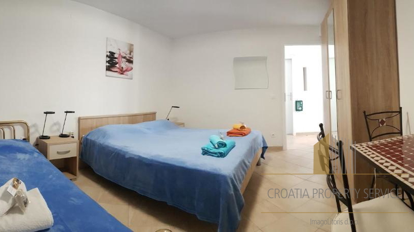 Casa con appartamenti con grande potenziale a 500 m dalla spiaggia – Supetar, isola di Brač!