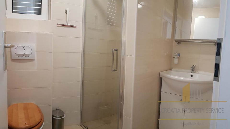 Casa con appartamenti con grande potenziale a 500 m dalla spiaggia – Supetar, isola di Brač!