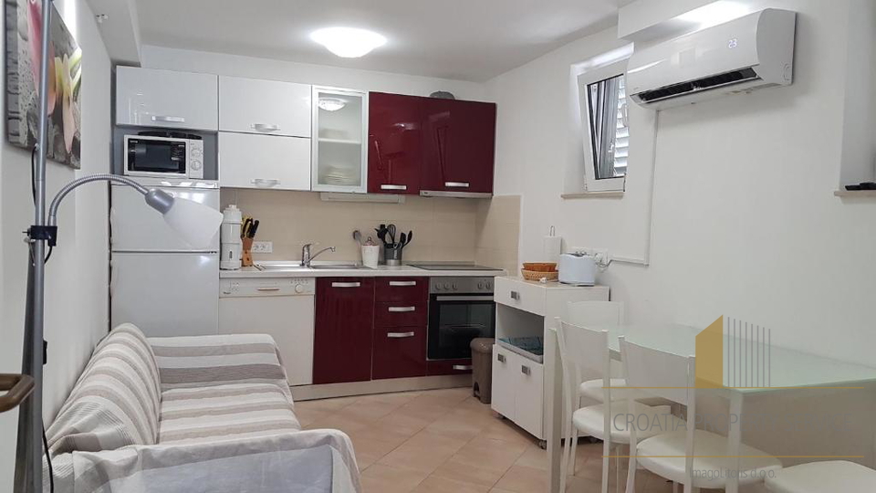 Casa con appartamenti con grande potenziale a 500 m dalla spiaggia – Supetar, isola di Brač!