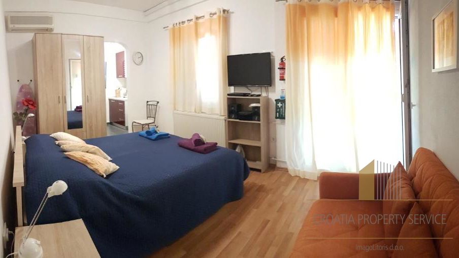 Casa con appartamenti con grande potenziale a 500 m dalla spiaggia – Supetar, isola di Brač!