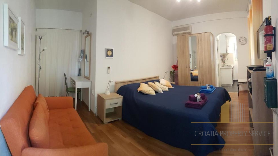 Casa con appartamenti con grande potenziale a 500 m dalla spiaggia – Supetar, isola di Brač!