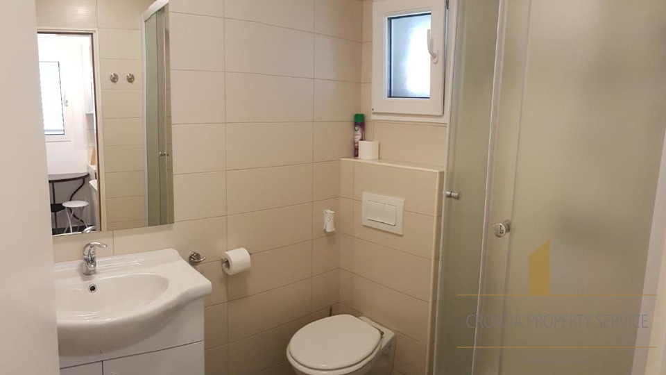 Casa con appartamenti con grande potenziale a 500 m dalla spiaggia – Supetar, isola di Brač!