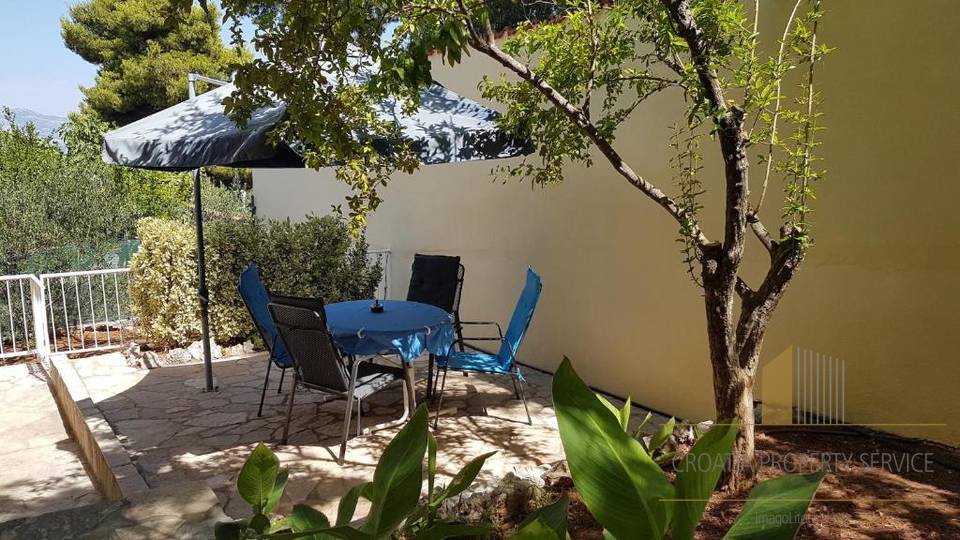Casa con appartamenti con grande potenziale a 500 m dalla spiaggia – Supetar, isola di Brač!