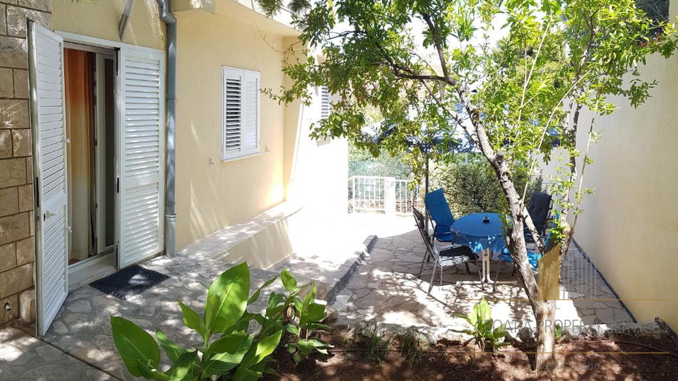 Casa con appartamenti con grande potenziale a 500 m dalla spiaggia – Supetar, isola di Brač!