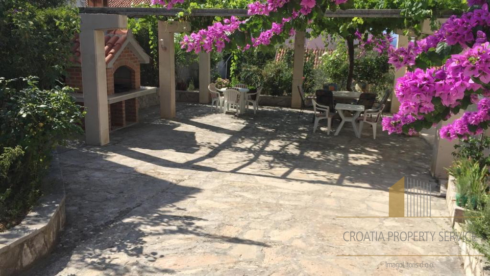 Casa con appartamenti con grande potenziale a 500 m dalla spiaggia – Supetar, isola di Brač!